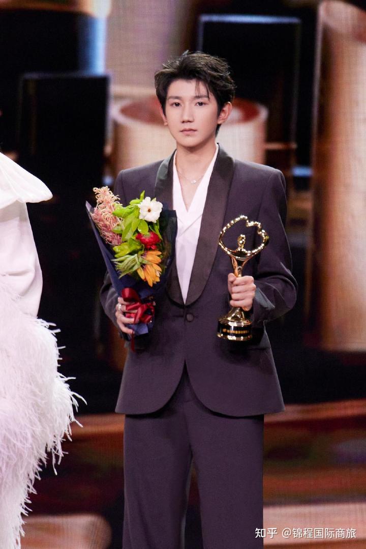 男明星健身_女明星和男星健身_娱乐圈健身的男明星