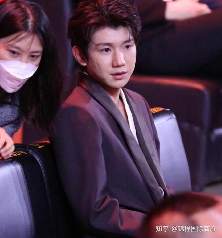 娱乐圈健身的男明星_男明星健身_女明星和男星健身