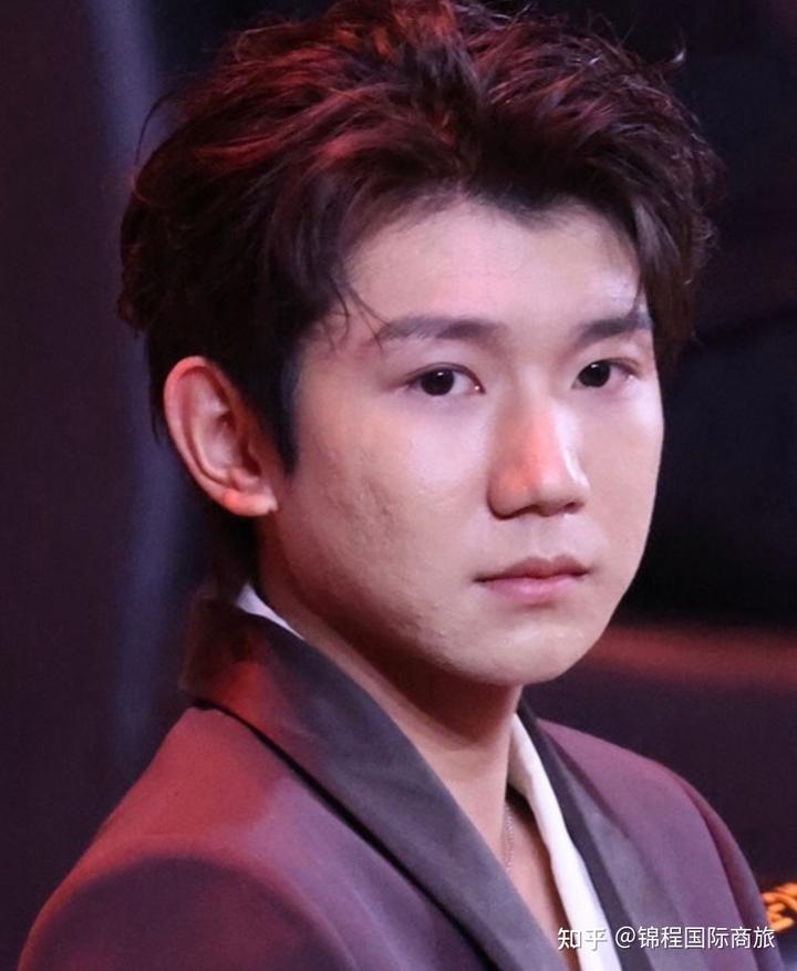 娱乐圈健身的男明星_女明星和男星健身_男明星健身