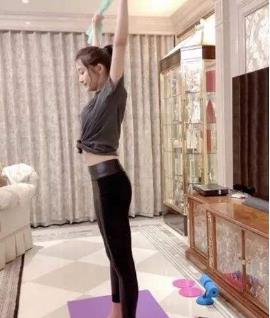 娱乐圈健身女明星_健身身材好的女星_较软的健身女明星